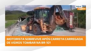 Carreta tomba na BR-101 e carga de vidros fica espalhada na pista