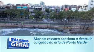 Mar em ressaca continua a destruir calçadão da orla de Ponta Verde