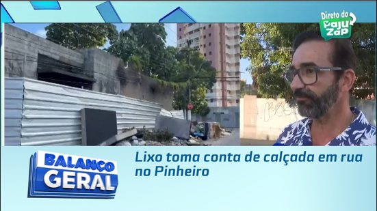 Lixo toma conta de calçada em rua no Pinheiro