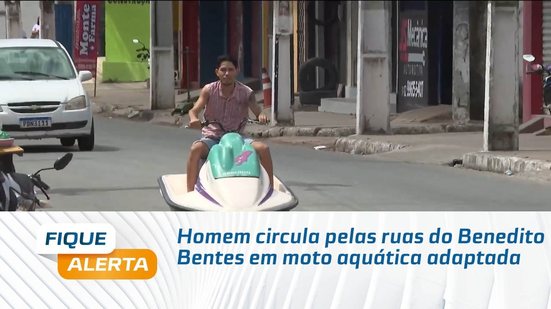 Homem circula pelas ruas do Benedito Bentes em moto aquática adaptada