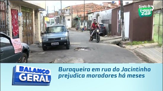 Buraqueira em rua do Jacintinho prejudica moradores há meses