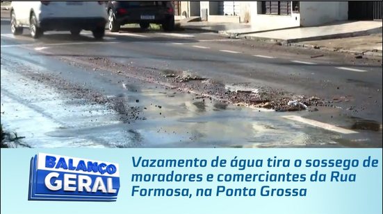 Vazamento de água tira o sossego de moradores e comerciantes da Rua Formosa, na Ponta Grossa