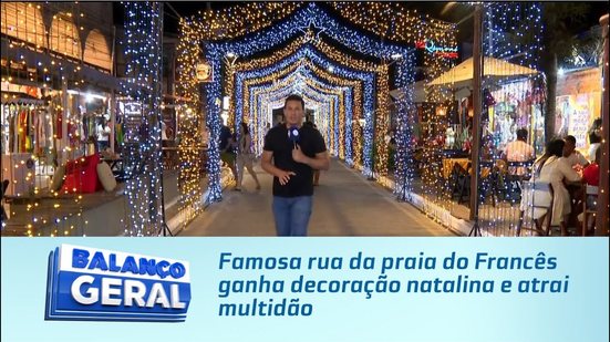 Famosa rua da praia do Francês ganha decoração natalina e atrai multidão