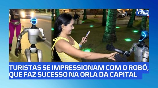 Cena de filme: Robô chama atenção na orla de Maceió após interagir com populares