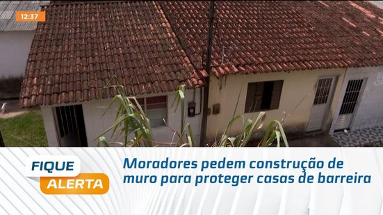 Moradores pedem construção de muro para proteger casas de barreira