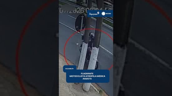 Câmera registra momento em que motociclista atropela médica na Fernandes Lima #CidadeAL