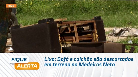 Lixo: Sofá e colchão são descartados em terreno no Medeiros Neto