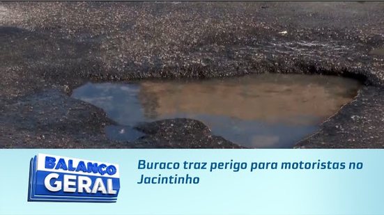 Buraco traz perigo para motoristas no Jacintinho