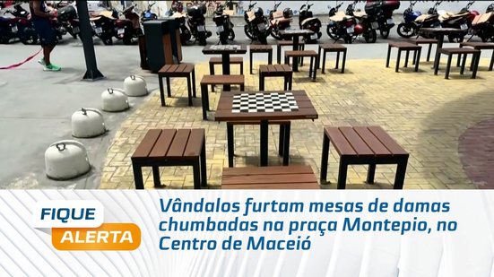 Vândalos furtam mesas de damas chumbadas na praça Montepio, no Centro de Maceió