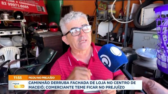 Caminhão derruba fachada de loja no centro de Maceió; comerciante teme ficar no prejuízo