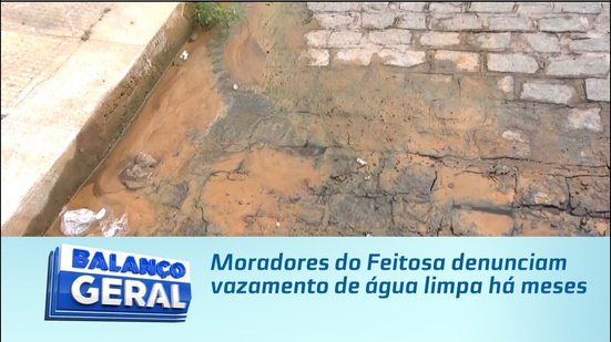 Moradores do Feitosa denunciam vazamento de água limpa há meses