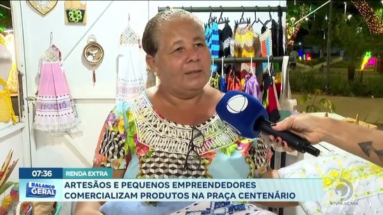 Artesãos e pequenos empreendedores comercializam produtos na praça centenário