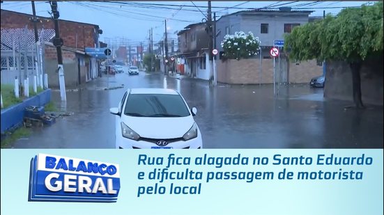 Rua fica alagada no Santo Eduardo e dificulta passagem de motorista pelo local