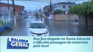 Rua fica alagada no Santo Eduardo e dificulta passagem de motorista pelo local