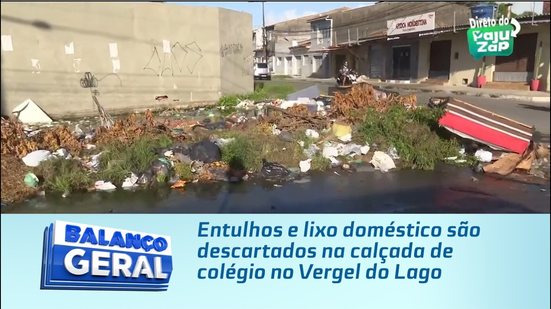 Entulhos e lixo doméstico são descartados na calçada de colégio no Vergel do Lago