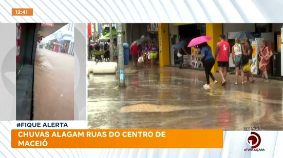 Chuvas alagam ruas do centro de Maceió