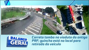 Carreta tomba no viaduto da antiga PRF; guincho está no local para retirada do veículo