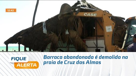 Barraca abandonada é demolida na praia de Cruz das Almas