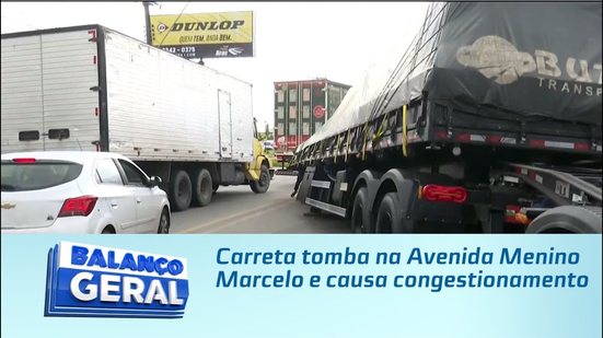 Carreta tomba na Avenida Menino Marcelo e causa congestionamento