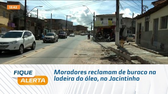 Moradores reclamam de buraco na ladeira do óleo, no Jacintinho