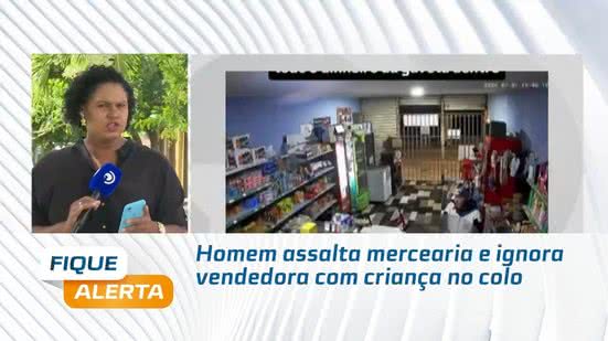 Homem assalta mercearia e ignora vendedora com criança no colo