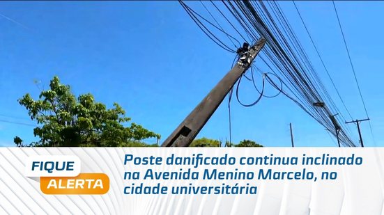 Poste danificado continua inclinado na Avenida Menino Marcelo, no cidade universitária