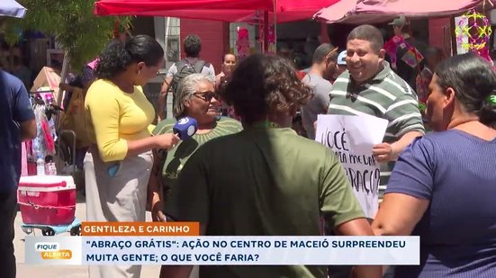 GENTILEZA QUE EMOCIONA: ação do “Abraço Grátis” surpreende no centro de Maceió