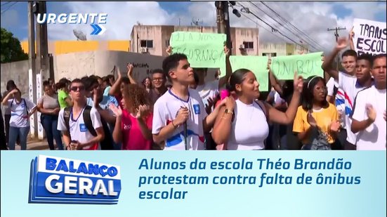 Alunos da escola Théo Brandão protestam contra falta de ônibus escolar