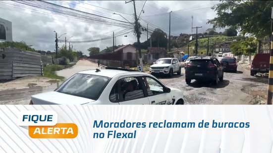 Moradores reclamam de buracos no Flexal