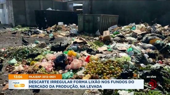 Descarte irregular forma lixão nos fundos do mercado da produção, na Levada