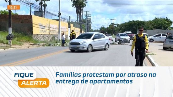 Famílias protestam por atraso na entrega de apartamentos