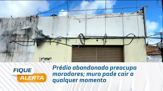 Prédio abandonado preocupa moradores; muro pode cair a qualquer momento