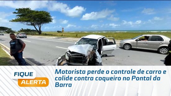 Motorista perde o controle de carro e colide contra coqueiro no Pontal da Barra