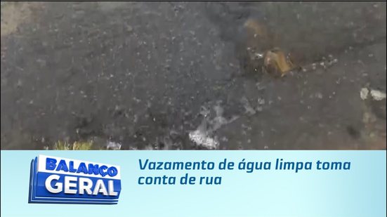 Vazamento de água limpa toma conta de rua