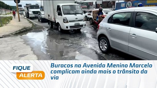 Buracos na Avenida Menino Marcelo complicam ainda mais o trânsito da via