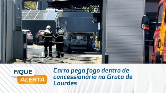 Carro pega fogo dentro de concessionária na Gruta de Lourdes