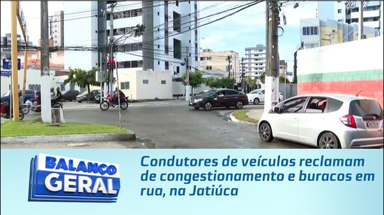 Condutores de veículos reclamam de congestionamento e buracos em rua, na Jatiúca