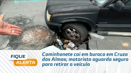 Caminhonete cai em buraco em Cruza das Almas; motorista aguarda seguro para retirar o veículo
