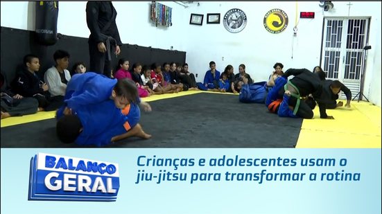 Crianças e adolescentes usam o jiu-jitsu para transformar a rotina