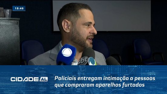 Policiais entregam intimação a pessoas que compraram aparelhos furtados
