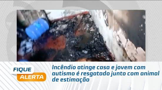 Incêndio atinge casa e jovem com autismo é resgatado junto com animal de estimação