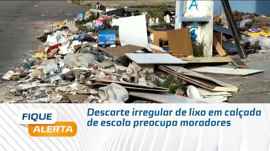 Descarte irregular de lixo em calçada de escola preocupa moradores