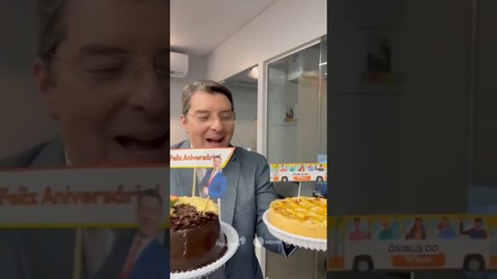 PARABÉNS FENÔMENO! Equipe da TV Pajuçara canta parabéns para Wilson Jr.! 🎉 #FiqueAlerta