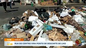 Rua do centro vira ponto de descarte de lixo