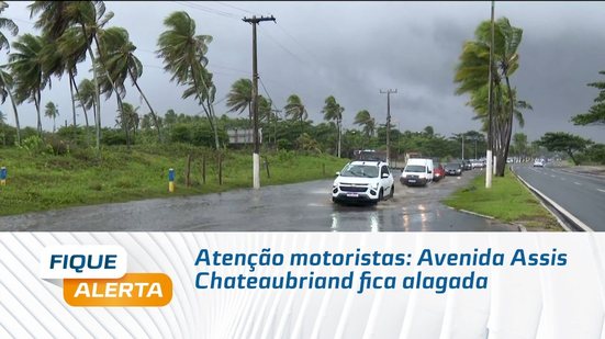 Atenção motoristas: Avenida Assis Chateaubriand fica alagada