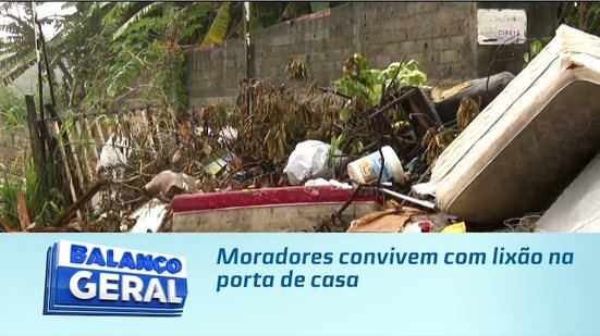 Moradores convivem com lixão na porta de casa