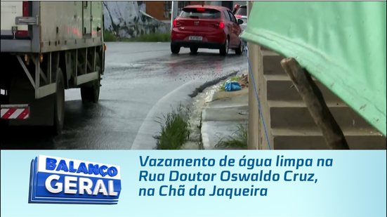 Vazamento de água limpa na Rua Doutor Oswaldo Cruz, na Chã da Jaqueira