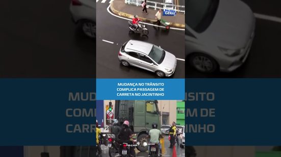 Carreta enfrenta problemas no “diamante invertido” no Jacintinho #BalançoGeralAL