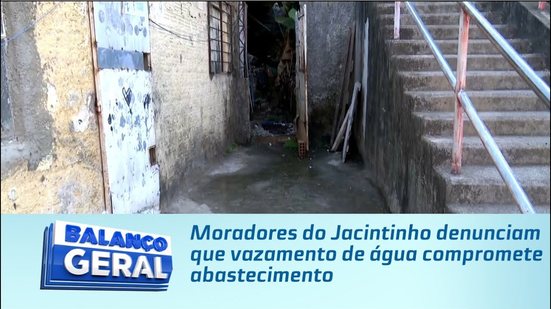 Moradores do Jacintinho denunciam que vazamento de água compromete abastecimento