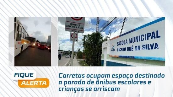 Carretas ocupam espaço destinado a parada de ônibus escolares e crianças se arriscam